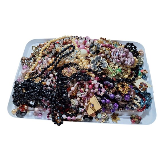 VTG 7lbs Costume Jewelry Lot – Faux Pearls Necklaces, Bracelets & Earrings - Picture 3 of 16